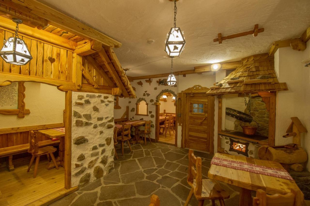 Hotel Chalet Al Foss Vermiglio Esterno foto Interior of a tavern in the village of Viduše