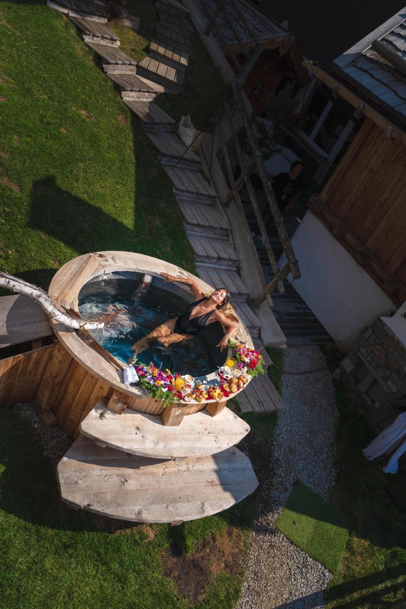 Hotel Chalet Al Foss Vermiglio Esterno foto A woman in a hot tub