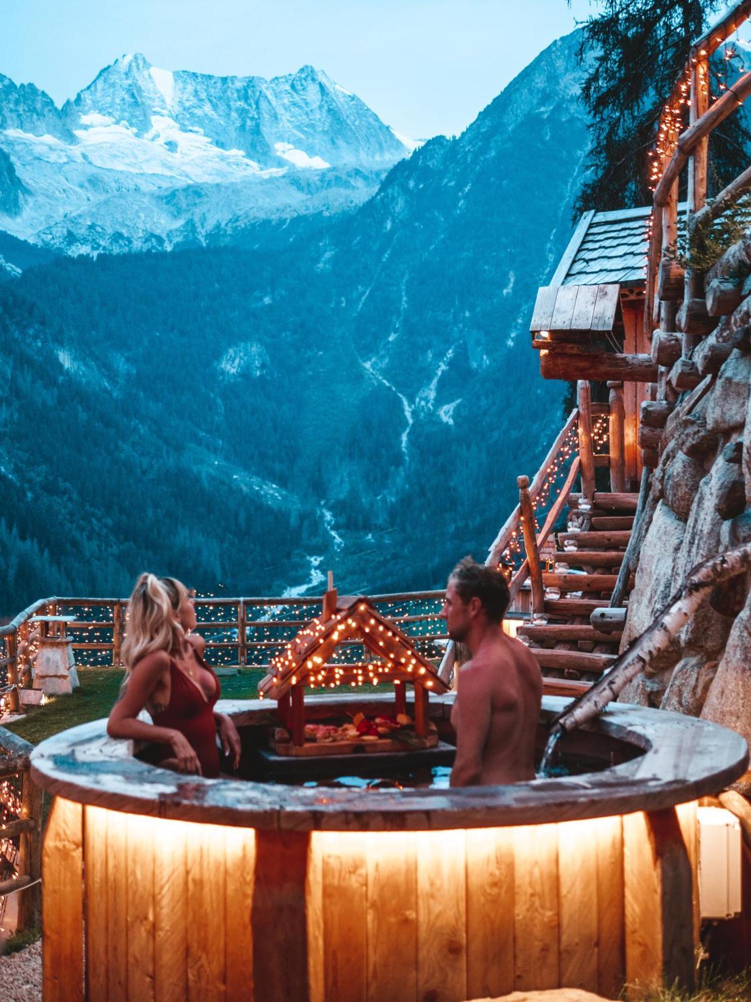 Hotel Chalet Al Foss Vermiglio Esterno foto A couple in a hot tub
