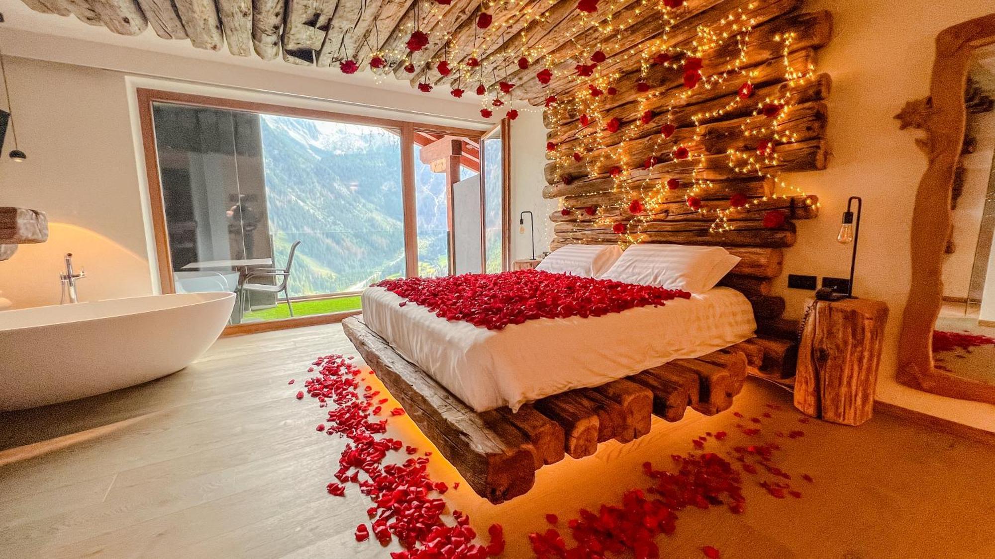 Hotel Chalet Al Foss Vermiglio Esterno foto A bedroom decorated with rose petals