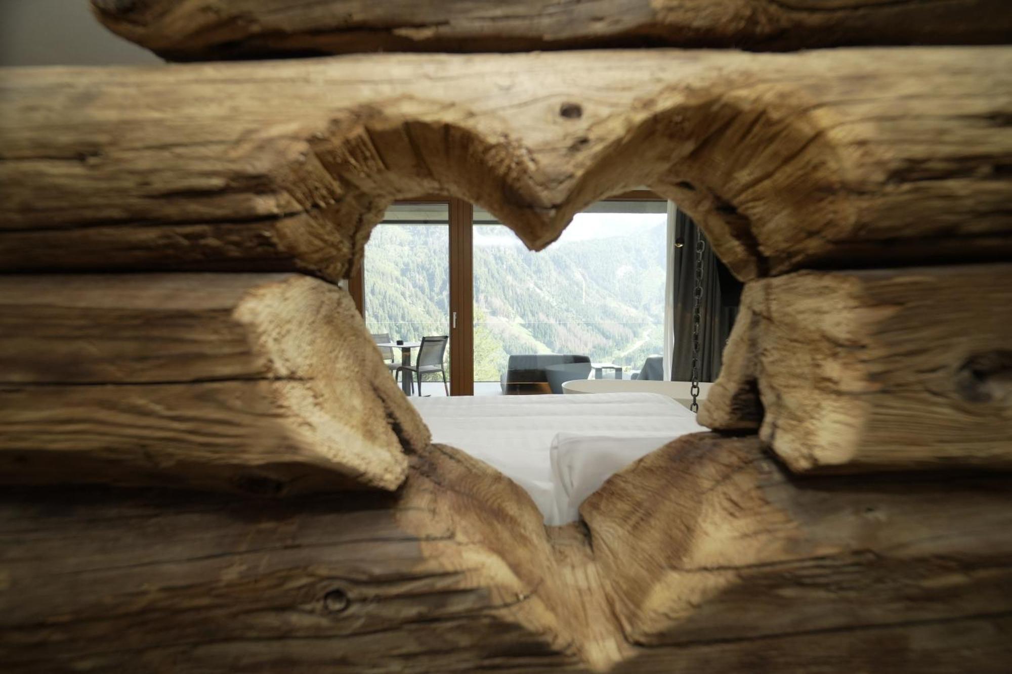 Hotel Chalet Al Foss Vermiglio Esterno foto A heart-shaped window