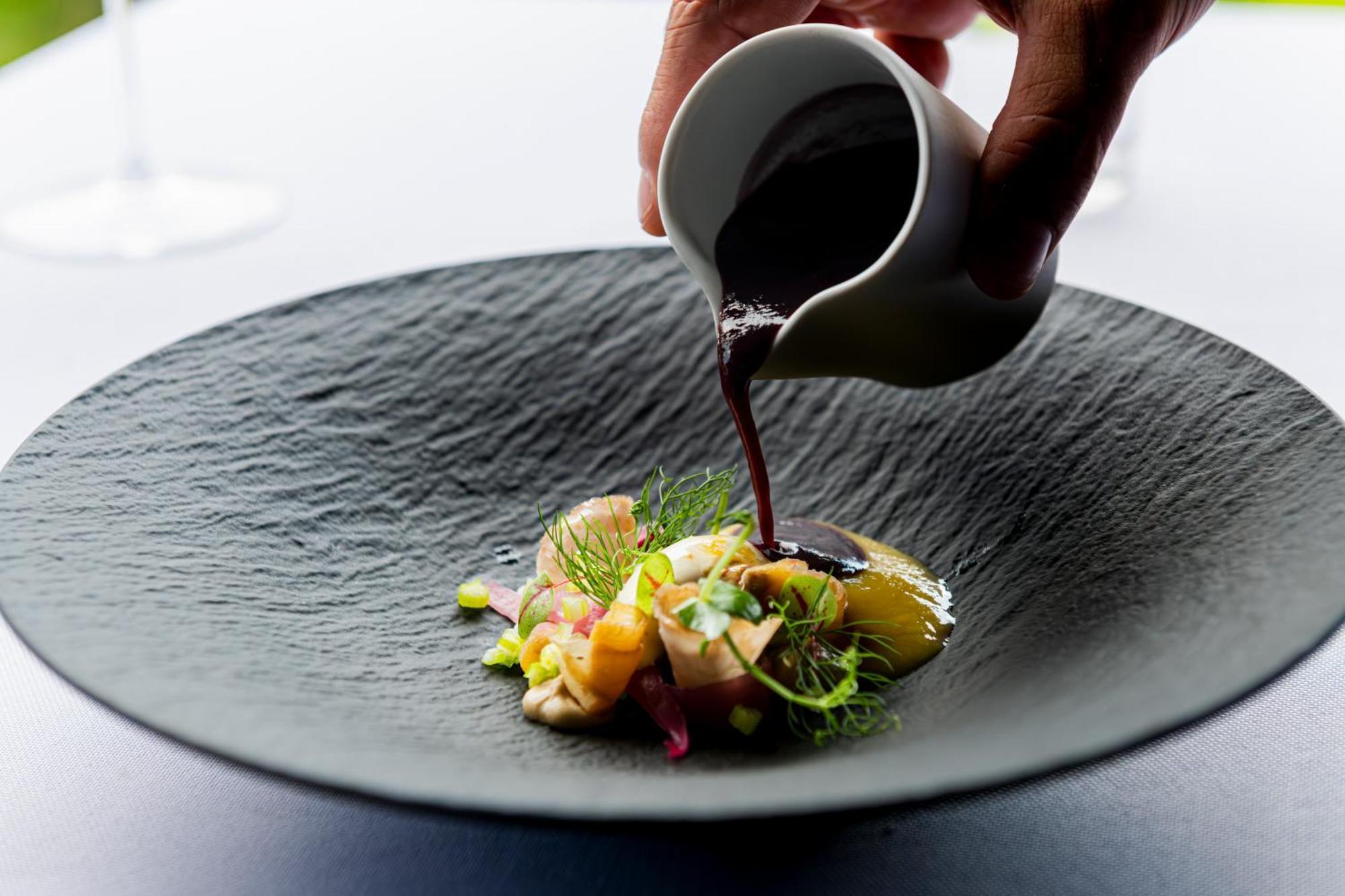 Hotel Chalet Al Foss Vermiglio Esterno foto A salad being drizzled with a balsamic dressing