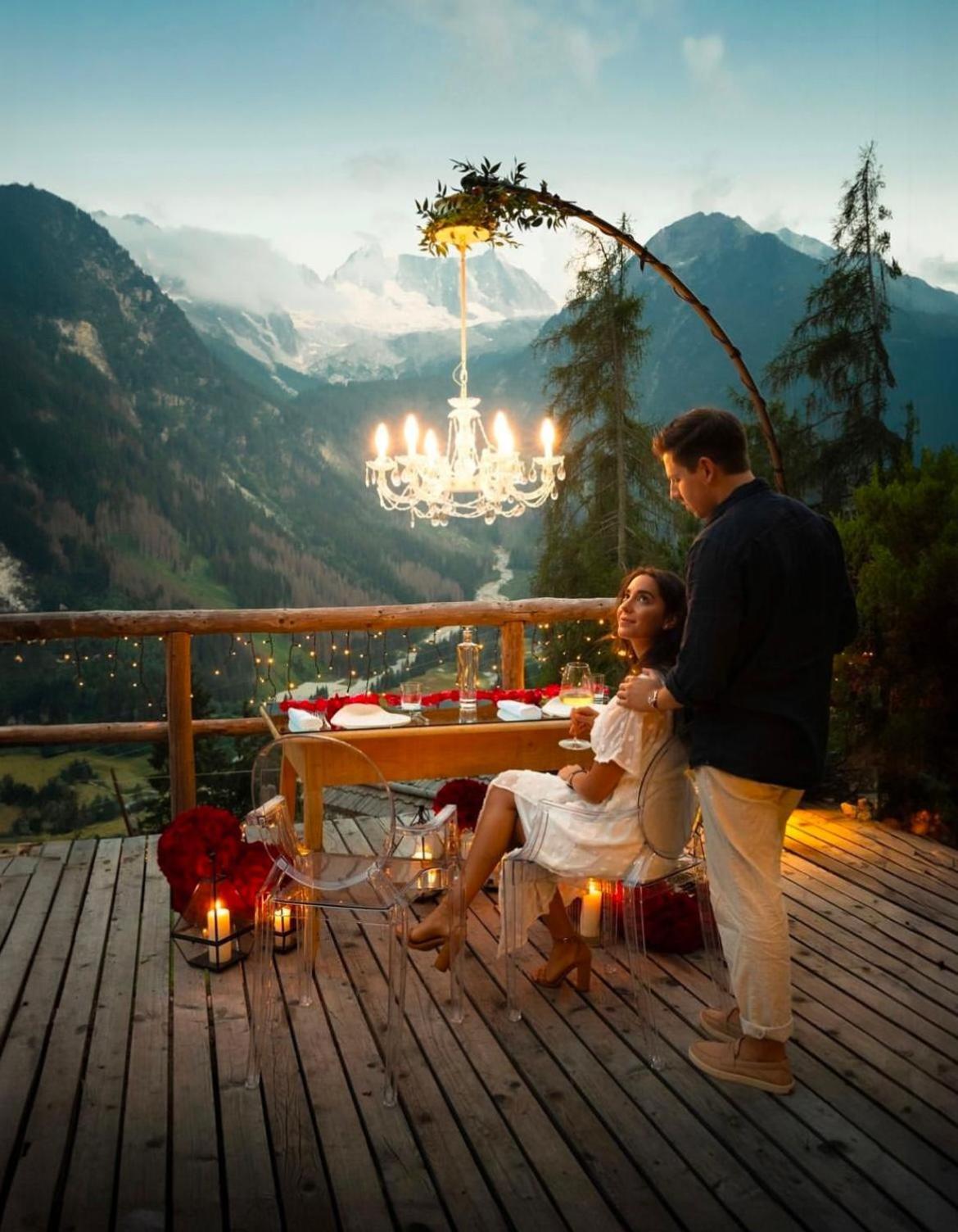 Hotel Chalet Al Foss Vermiglio Esterno foto A couple at the Oberalp Chalet